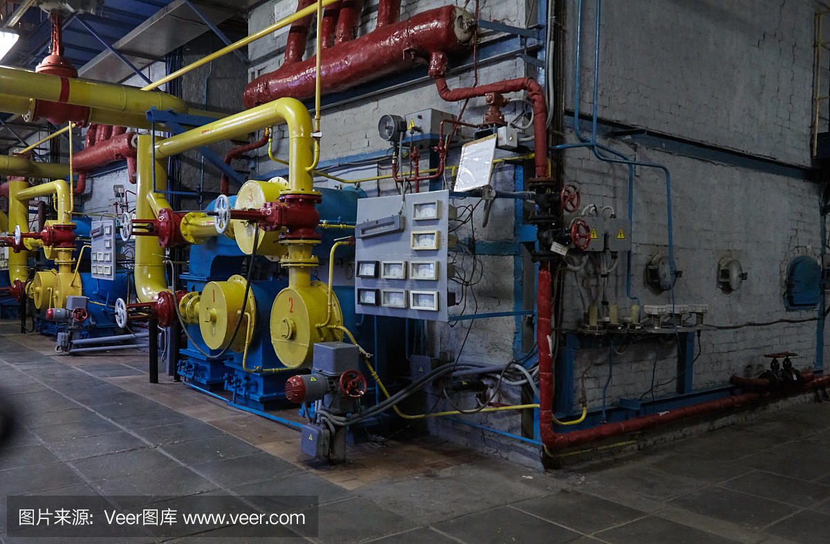 現(xiàn)代化的新型燃?xì)饧訜徙~器在鍋爐房工作。